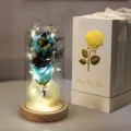 Vista detallada de la cúpula de vidrio con rosa de jabón azul luminosa y elegante caja de regalo - Caja Blanca de Alta Gama / Paquete de 2 Rosas de Jabón y Mariposas / Azul