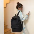 Schwarzer minimalistischer Rucksack mit großem Fassungsvermögen für Schule und Reise - 1 / Schwarz