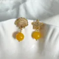 Elegante asymmetrische Seestern und Muschel Ohrringe mit gelber Natursteinperle. - Asymmetrischer Seestern Muschel (Gelbe Perle) / Gold/Gelb