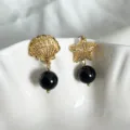 Orecchini asimetrici a stella marina e conchiglia dorati con perle nere lucide - Stella Marina Conchiglia Asimmetrica (Perlina Nera)