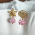 Orecchini asimmetrici a stella marina e conchiglia con perle di pietra rosa dorate - Stella Marina Conchiglia Asimmetrica (Perlina Rosa)
