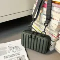 Bolso de caja rígida mini verde oscuro de moda con correa ancha y ajustable - Verde