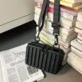 Bolso mini rígido negro a la moda para viaje cruzado y almacenamiento de cosméticos. - Negro