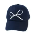 Nahaufnahme der dunkelblauen Baseballkappe mit eleganter weißer Schleifenbestickung. - Erwachsene 55-58cm / Marineblau