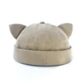 Primo piano dettagliato del cappello docker kaki con simpatico design di orecchie di gatto. - Adulto 55-58cm / Kaki