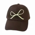 Nahaufnahme der braunen Baumwoll-Baseballcap mit einem süßen bestickten Schleifendesign. - Erwachsene 55-58cm / Kaffeebraun