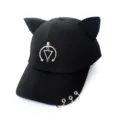 Vue détaillée d'une casquette de baseball noire à oreilles de chat avec anneaux punk - Adulte 55-58cm / Style Demi-anneau Triangle / Noir