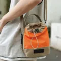 Bolso bandolera de cubo con cordón deportivo ligero al aire libre en naranja vibrante y caqui - Caqui y Naranja