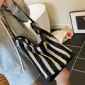 Bolso tote tejido a rayas negras y blancas de gran capacidad para unas vacaciones con estilo - L / Negro