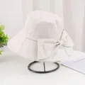 Gros plan d'un chapeau bob beige pour femme avec un grand nœud décoratif élégant - Adulte 55-58cm / Beige