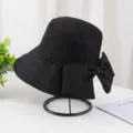 Détail élégant d'un chapeau cloche noir avec un grand nœud sur un support élégant - Adulte 55-58cm / Noir