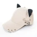Vue rapprochée d'une casquette de baseball beige avec oreilles de chat et épingle de sûreté. - Adulte 55-58cm / Épingle à Nourrice Cœur Beige