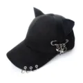 Gros plan de la casquette de baseball noire avec oreilles de chat et épingles de sûreté. - Adulte 55-58cm / Épingle à Nourrice Cœur Noir
