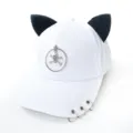 Vue détaillée d'une casquette hip-hop blanche avec oreilles de chat et décor de crâne - Adulte 55-58cm / Style avec décoration de crâne / Blanc