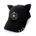 Vue détaillée de la casquette noire avec oreilles de chat et décor de tête de mort - Adulte 55-58cm / Style avec décoration de crâne / Noir