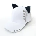 Detail der weißen Baseballkappe mit schwarzen Katzenohren und silbernen Metallringen. - Erwachsene 55-58cm / Kettendekor / Kette Weiß