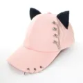 Nahaufnahme einer rosa Baseballkappe mit Katzenohren und Metallketten-Details - Erwachsene 55-58cm / Kettendekor / Kette Rosa