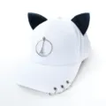 Vue détaillée de la casquette blanche à oreilles de chat avec pendentif Tour Eiffel et anneaux - Adulte 55-58cm / Style Pendentif Tour / Blanc