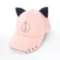 Vue détaillée de la casquette rose avec des oreilles de chat noires et anneaux en métal - Adulte 55-58cm / Style Pendentif Tour / Rose