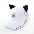 Détail d'une casquette de baseball en toile blanche avec oreilles de chat et anneaux. - Adulte 55-58cm / Style Pendentif Sourire / Blanc