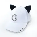 Détail d'une casquette de baseball blanche à oreilles de chat avec lune et anneaux argentés. - Adulte 55-58cm / Style Pendentif Lune / Lune Blanche