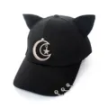 Détail d'une casquette de baseball noire avec oreilles de chat et charme lune et étoile - Adulte 55-58cm / Style Pendentif Lune / Lune Noire