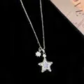 Vista dettagliata di un'elegante collana con ciondolo a stella in zirconi su velluto - Collana Pentagramma Zirconia (R2716)