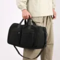 Grand sac de voyage noir avec poches avant et bandoulière réglable pour le sport. - Noir d'encre