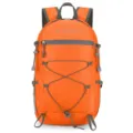 Leichter faltbarer Rucksack in leuchtendem Orange fuer Outdoor-Wandern und taegliche Reisen. - Orange