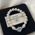 Elegantes Perlenarmband-Detail mit einem funkelnden herzförmigen blauen Zirkonia-Stein - Blaues Herz-Stil (R5681) / Blau