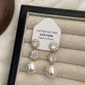 Vista dettagliata di eleganti orecchini pendenti francesi con perle e zirconi scintillanti - Stile Lungo Pieno Zircone (R0860)