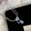 Makroansicht einer dreilagigen Halskette mit blauem Emaille und Zirkonia-Anhänger. - Blauer Tropföl Rechteckiger Stein Anhänger (R0144)