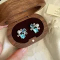 Eleganti orecchini a lobo in zircone blu con perle in una scatola regalo in legno - Stile Orecchino Blu Chiaro (R1466)