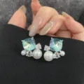 Eleganti orecchini a perno con gemma blu quadrata, perle bianche e zirconi brillanti - Stile Orecchino Diamante Quadrato Blu (R2592)