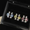 Orecchini colorati con zirconi a cubetto e perle in rosa, blu e giallo eleganti - Stile Orecchino Zucchero Quadrato Blu (R1100)