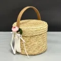 Cesta de regalo redonda de paja tejida a mano con asa de cuero y etiqueta de flor decorativa. - Decoración de Camelia Rosa Con Cesta / 20*16*28cm