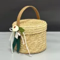 Cesta de regalo redonda de paja hecha a mano con decoración floral y una etiqueta - Decoración de Camelia Neutra Con Cesta / 20*16*28cm