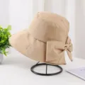 Détail d'un chapeau bob kaki avec un grand nœud et une fente pour protection solaire. - Adulte 55-58cm / Kaki