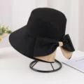 Vue détaillée du chapeau bob noir pour femme avec un grand nœud beige - Adulte 55-58cm / Noir bicolore