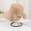 Gros plan d'un chapeau bob kaki avec un grand nœud et un design élégant à bord fendu. - Adulte 55-58cm / Bicolore Kaki