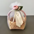 Gros plan détaillé du panier-cadeau tissé à la main avec tulle et une jolie fleur rose. - Panier Rond Style Fleur Rose Coréen (Assemblage Requis)