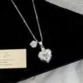 Dettaglio macro della collana con ciondolo a cuore in zircone argento e motivi a stella - Collana Cuore Bianco (R2867) / Argento