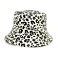 Vista dettagliata di un cappello da donna leopardato in bianco e nero alla moda, autunno. - Adulto 55-58cm / Maculato Bianco Avorio