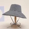 Chapeau de soleil à larges bords rayé noir et blanc, bob de plage pliable pour femmes. - Noir à rayures diagonales