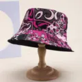 Detailansicht des stilvollen Patchwork-Eimerhuts mit modischem Paisley-Druck-Design. - 37