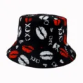 Primo piano dettagliato del cappello nero con labbra rosse e stampa XOXO bianca. - Adulto 55-58cm / XOXO nero