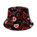 Primo piano dettagliato del cappello da pescatore nero con cuori rossi e bella stampa. - Adulto 55-58cm / Cuore Nero