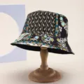 Detailansicht eines schicken Patchwork-Blumen-Fischerhuts, wendbares Design und Sonnenschutz. - 34