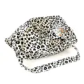 Vista dettagliata della borsa a tracolla trendy con stampa leopardata in bianco e nero e cinturino. - Adulto 55-58cm / Set cappello e borsa / Borsa crema con piccola stampa leopardata