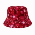 Primo piano dettagliato del cappello da pescatore rosso con cuori stampati e tessuto morbido. - Adulto 55-58cm / Cuore Rosso